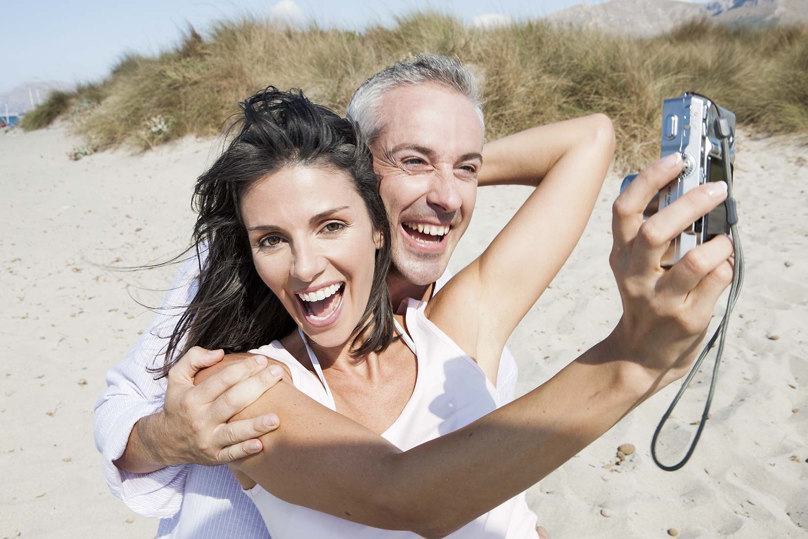 Ein Selfie am Strand ist für das Paar eine schöne Urlaubserinnerung | NIKKY MAIER photo - 01