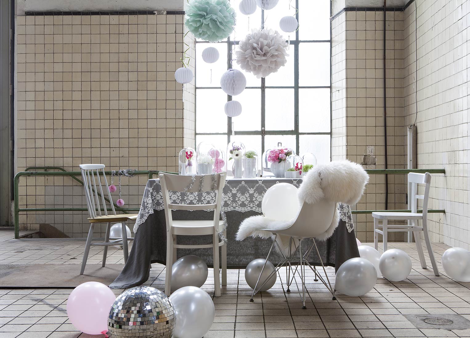 stylish dekoriertes Loft, mit PomPoms und Luftballons in zarten Farben | NIKKY MAIER photo - 01