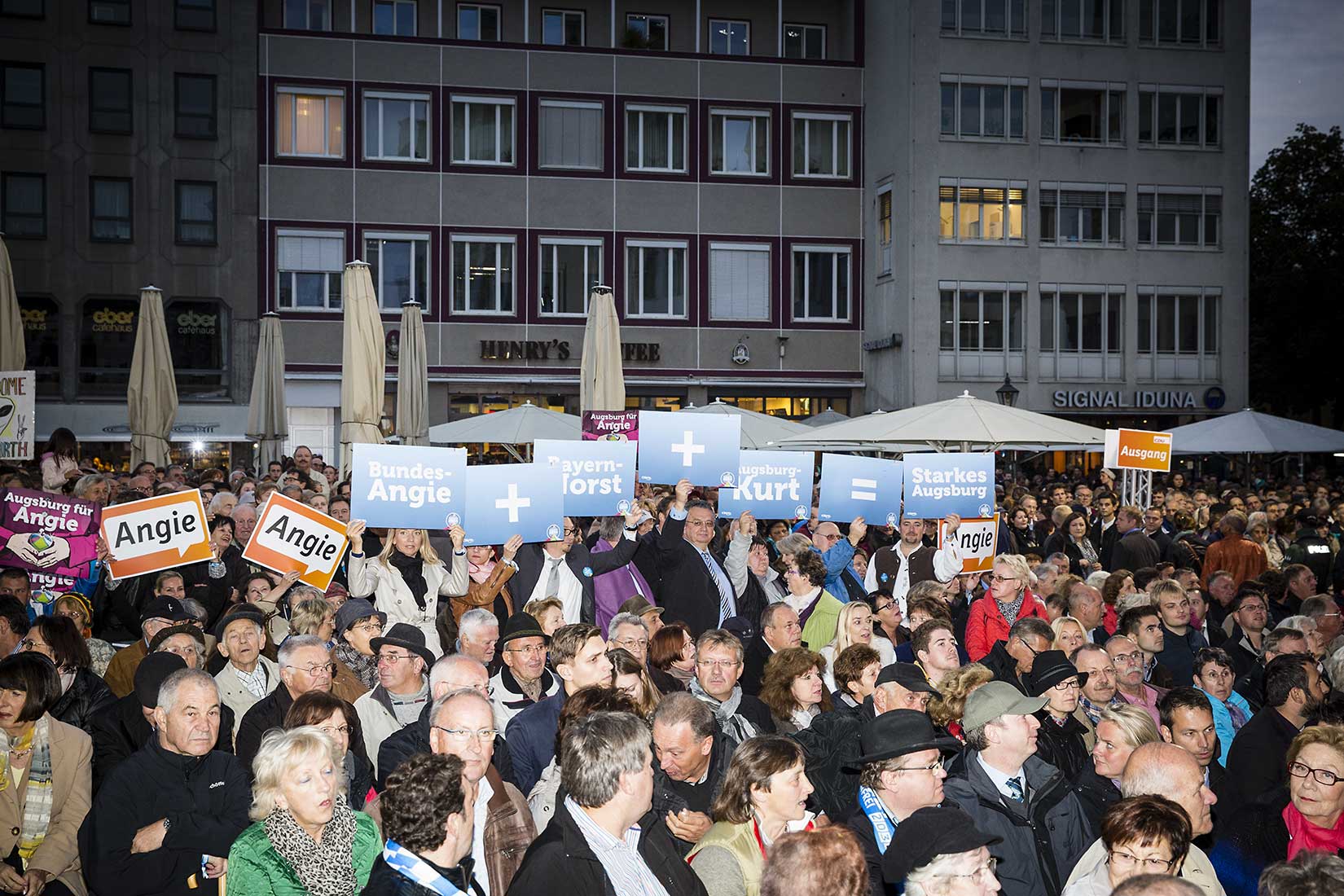 Angela Merkel wird von zahlreichen Menschen erwartet | NIKKY MAIER photo - 05