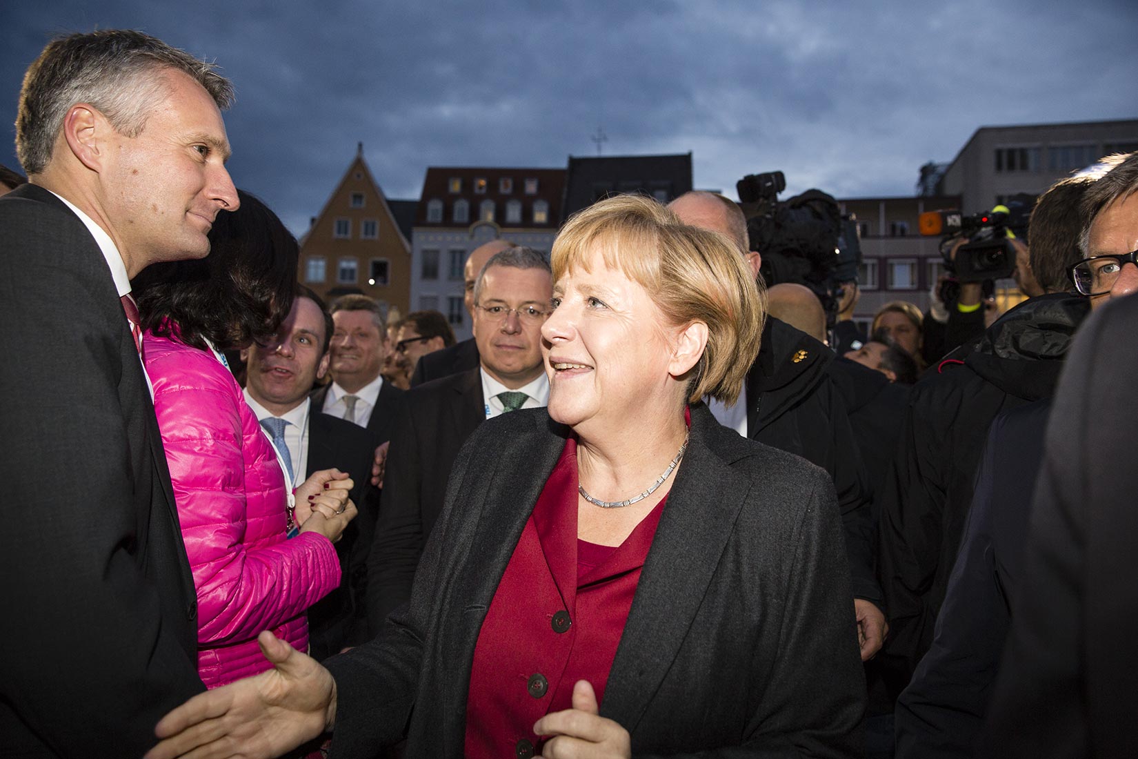 Ankunft von Angela Merkel auf dem Rathausplatz in Augsburg | NIKKY MAIER photo - 06