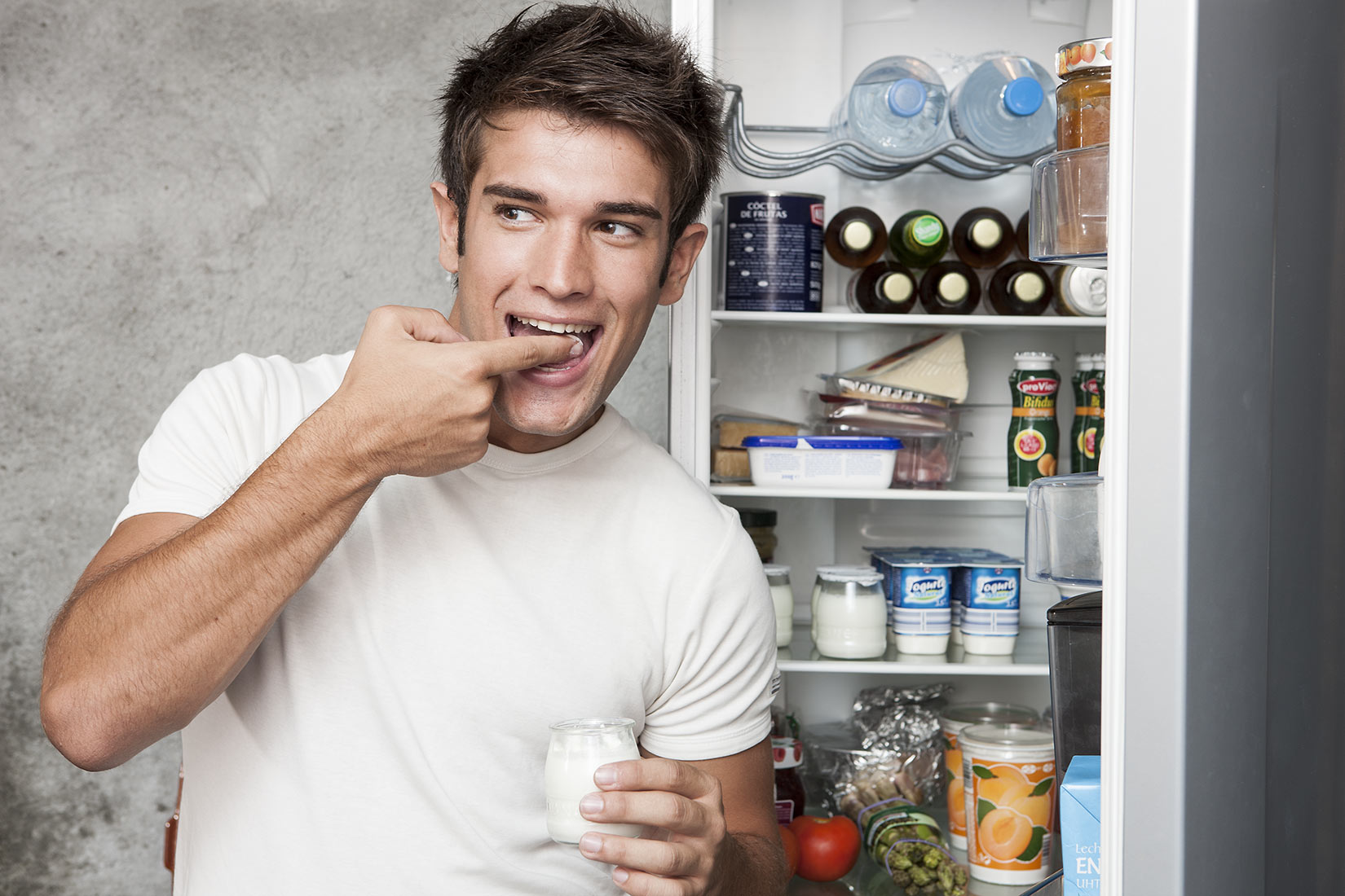 Naschen muß nicht ungesund sein, Joghurt frisch aus dem Kühlschrank | NIKKY MAIER photo - 04