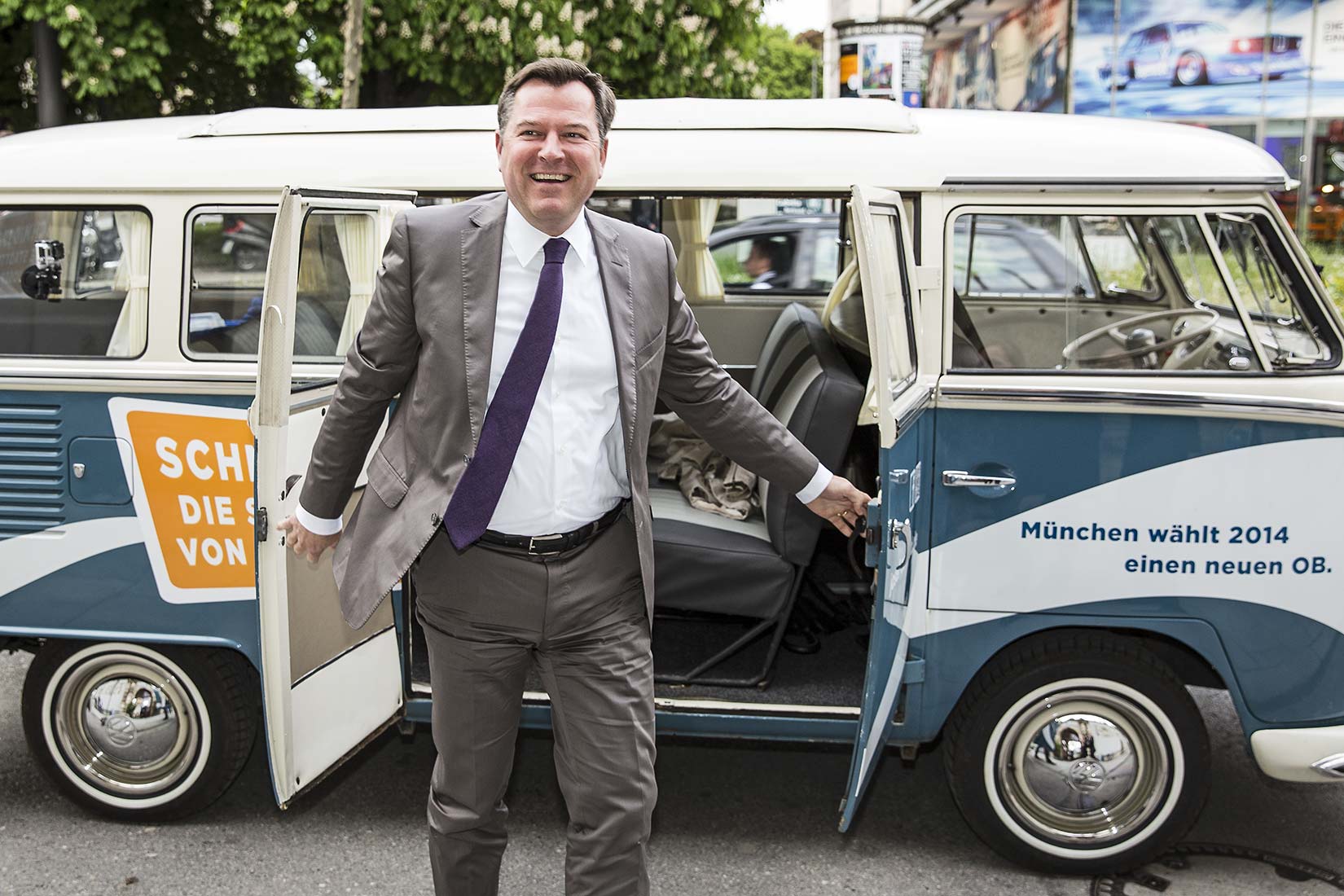 Josef Schmid steigt aus seinem Bulli | NIKKY MAIER photo - 01