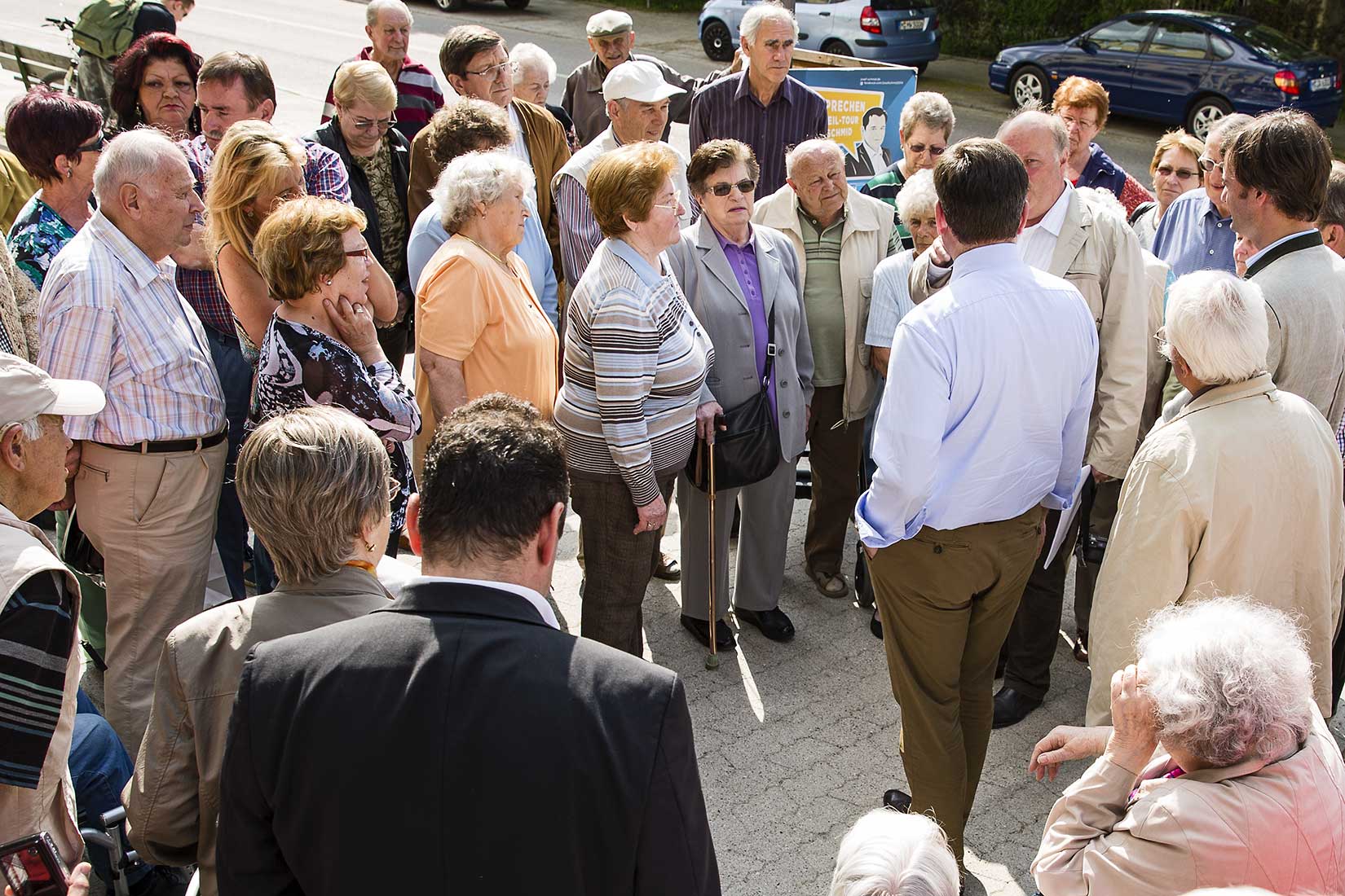 Josef Schmid beim Schmidsprechen mit einer Bürgerinitiative in Moosach | NIKKY MAIER photo - 02