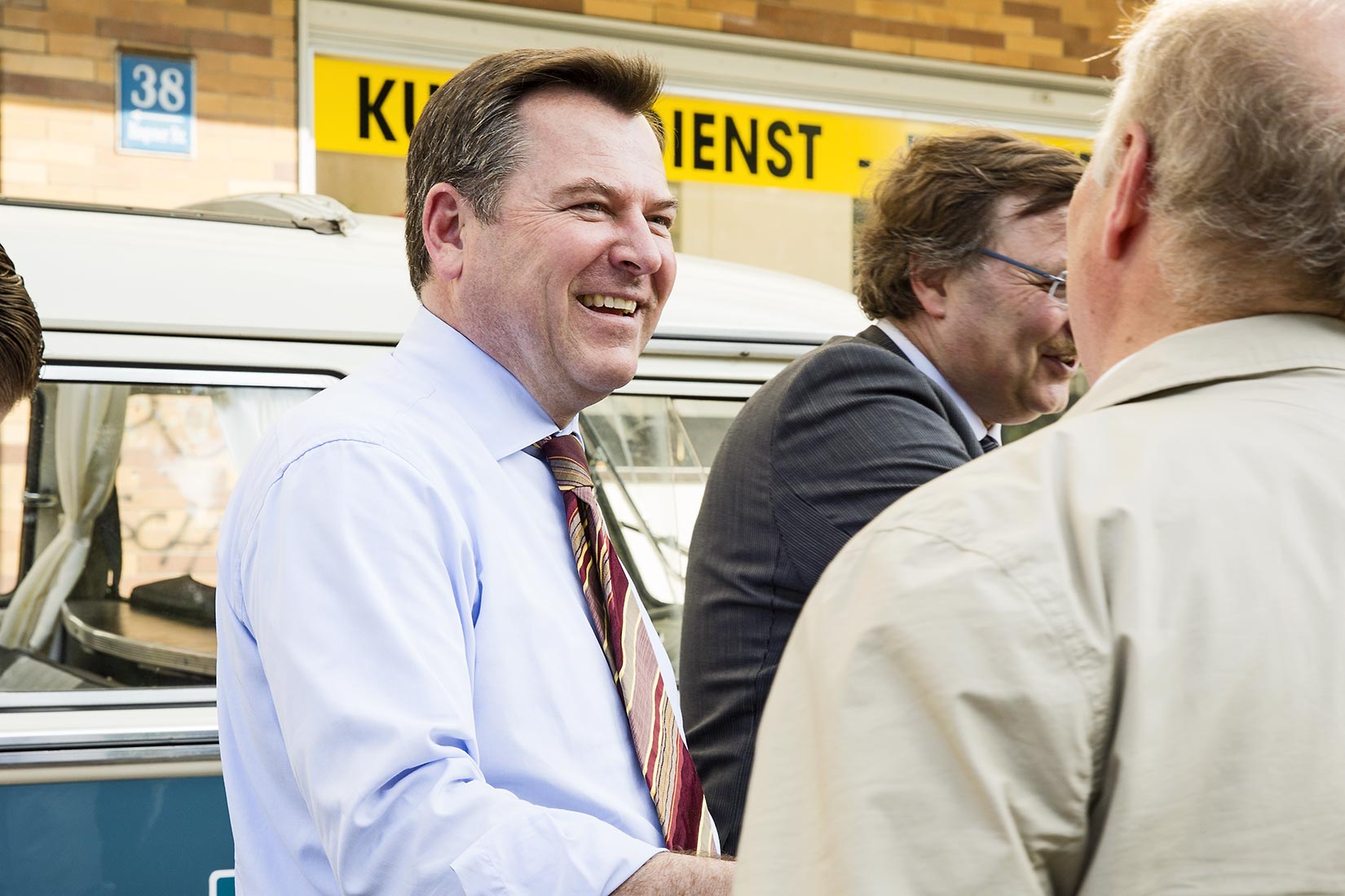 Josef Schmid im Gespräch mit Bürgern bei seiner Schmidsprechen-Tour | NIKKY MAIER photo - 03