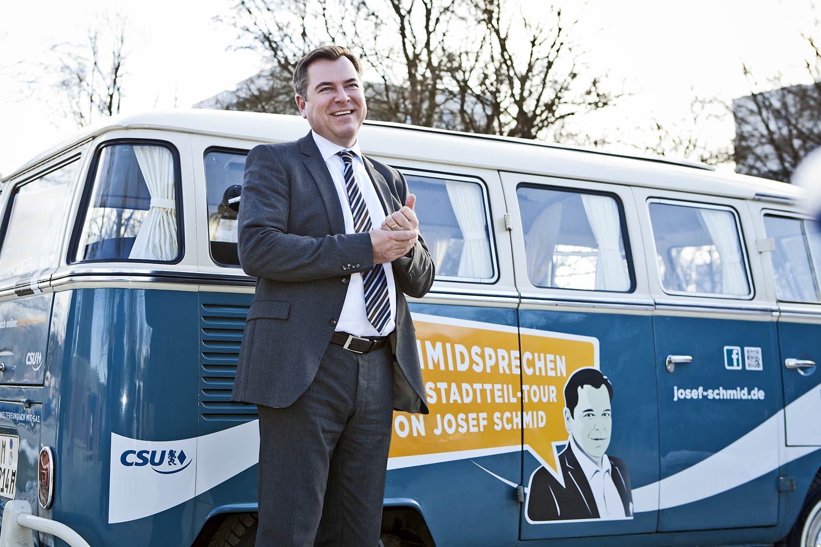 Josef Schmid mit seinem Wahlkampfmobil | NIKKY MAIER photo - 05