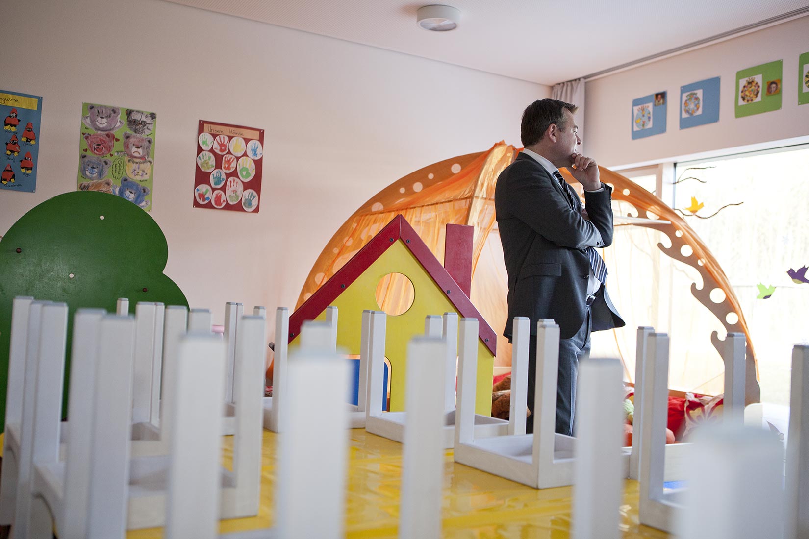 Ein nachdenklicher Josef Schmid in einem Kindergarten in München | NIKKYMAIER photo - 12