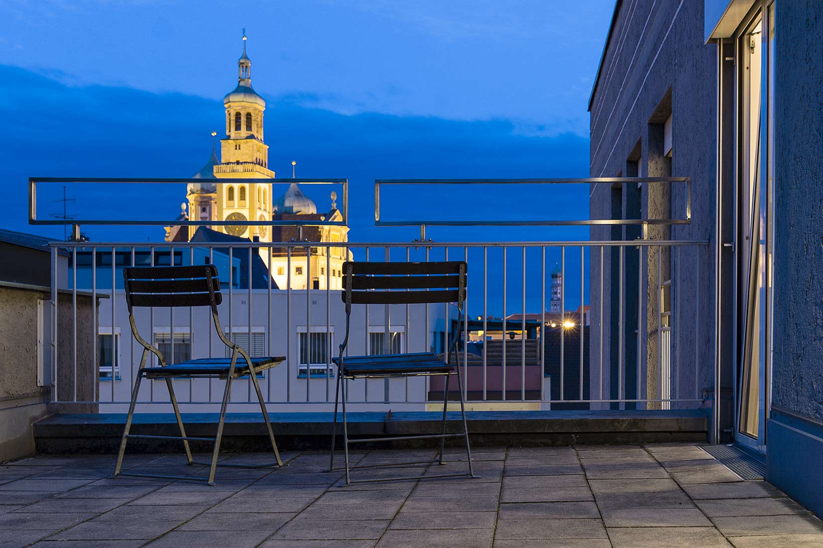 Blick auf das Augsburger Rathaus vom Balkon des Penthouse  | NIKKY MAIER photo - 06