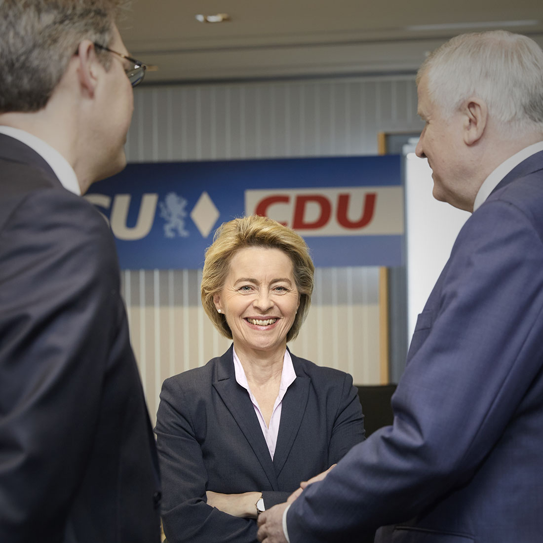 Porträt von Ursula von der Leyen neben Markus Blume und Horst Seehofer | Nikky Maier photo - 18