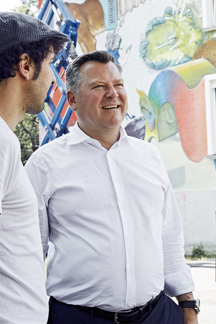 Der CSU Politiker Josef Schmid mit einem jungen Mann vor einer Graffiti Wand | NIKKYMAIER - 12