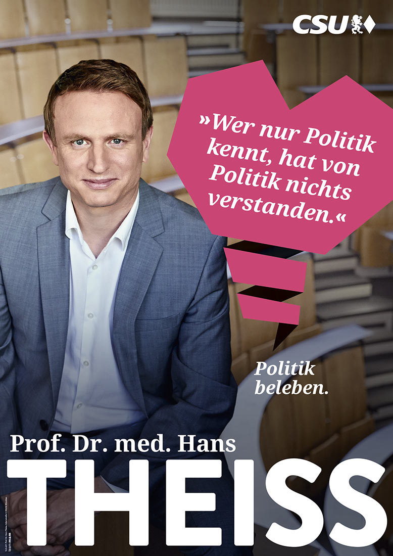 Professor Dr. med. Hans Theiss auf einem Wahlplakat in einem Hörsaal fotografiert | NIKKYMAIER - 13