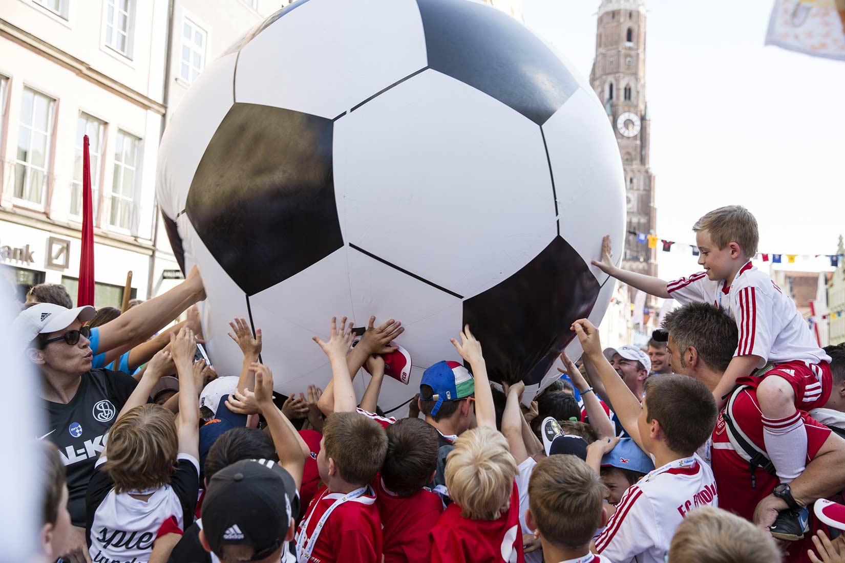 beim Auftakt zur Fußballiade 2015 flogen riesige Fußbälle durch Landshut | NIKKYMAIER photo - 03