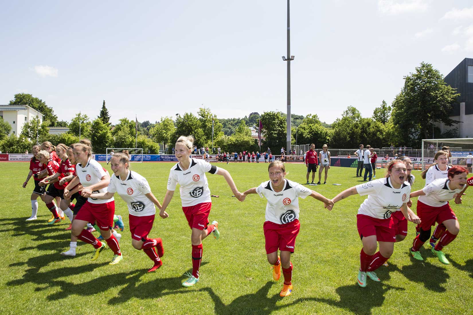 das Finale ist gewonnen, da jubeln die ganze Mannschaft der Mädchen Fussballerinnen | NIKKYMAIER photo - 14