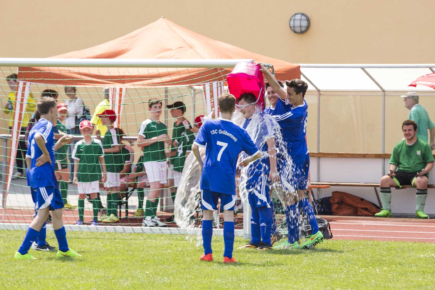 Wasser marsch, Abkühlung bei der Sommerhitze am Spielfeldrand | NIKKYMAIER photo - 07