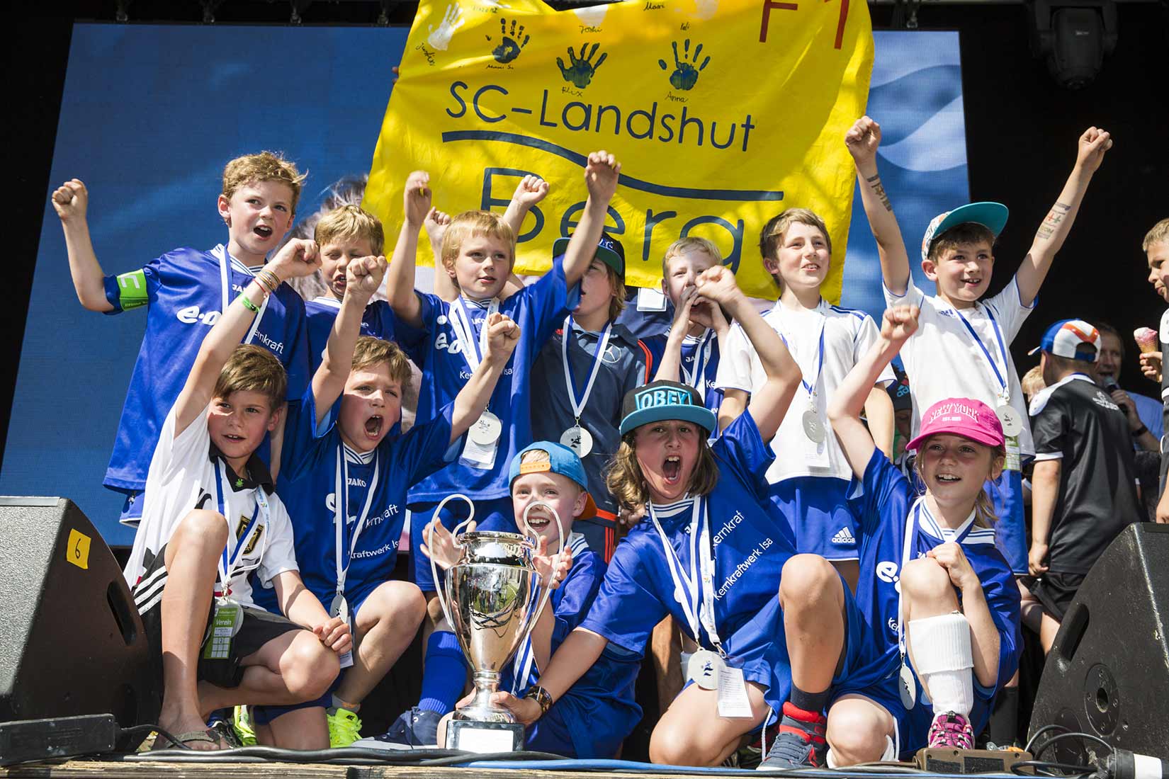 Die Siegermannschaft auf der Bühne mit Pokal freut sich über ihren Sieg | NIKKYMAIER photo - 15