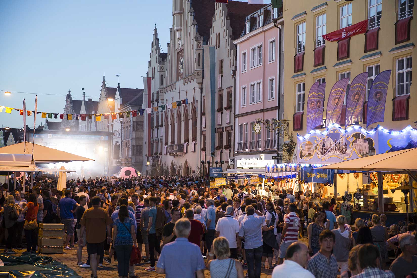 Stimmung am Abend in der Landshuter Innenstadt mit der großen Bühne im Hintergrund. Unter anderem waren die Bayern 3 Band und Claudia Koreck zu Gast | NIKKYMAIER photo - 19