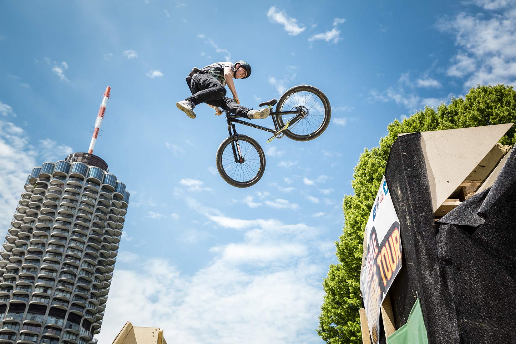 Mountainbike im Flug | NIKKYMAIER photo 04