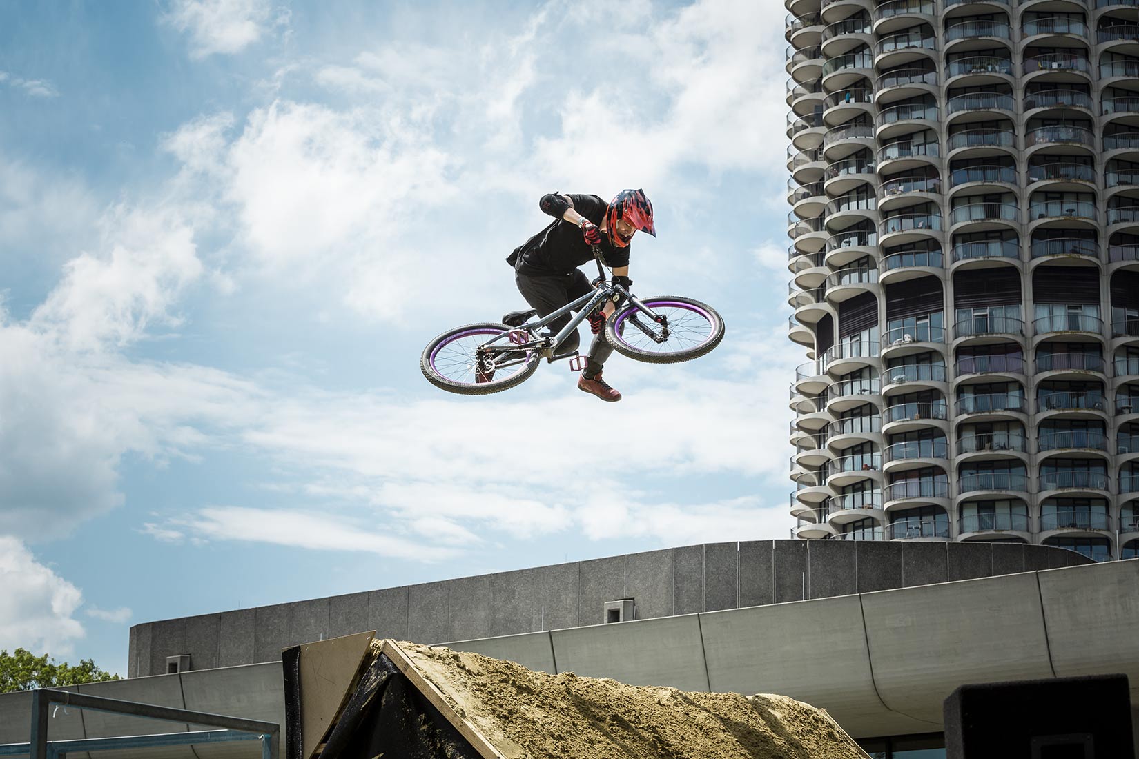 Mountainbike Rider kurz vor der Landung | NIKKYMAIER photo 07