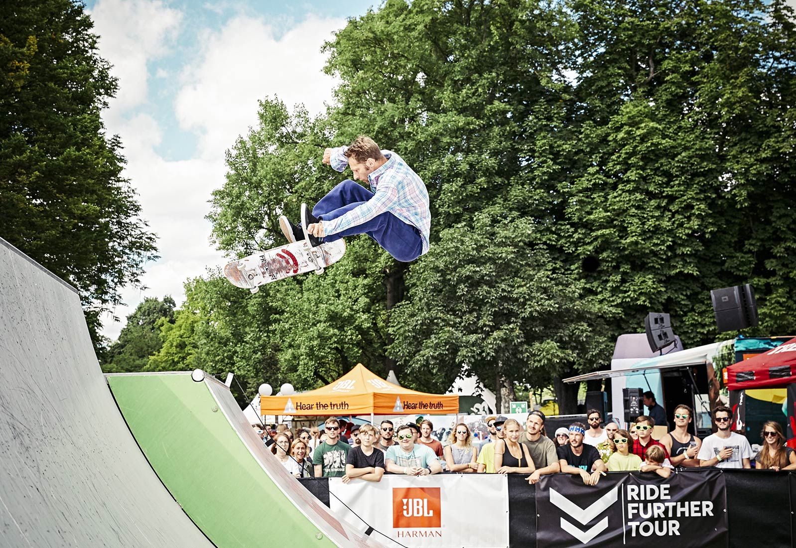 Skateboarder im Augsburger Park am Kongresszentrum | NIKKYMAIER photo - 02