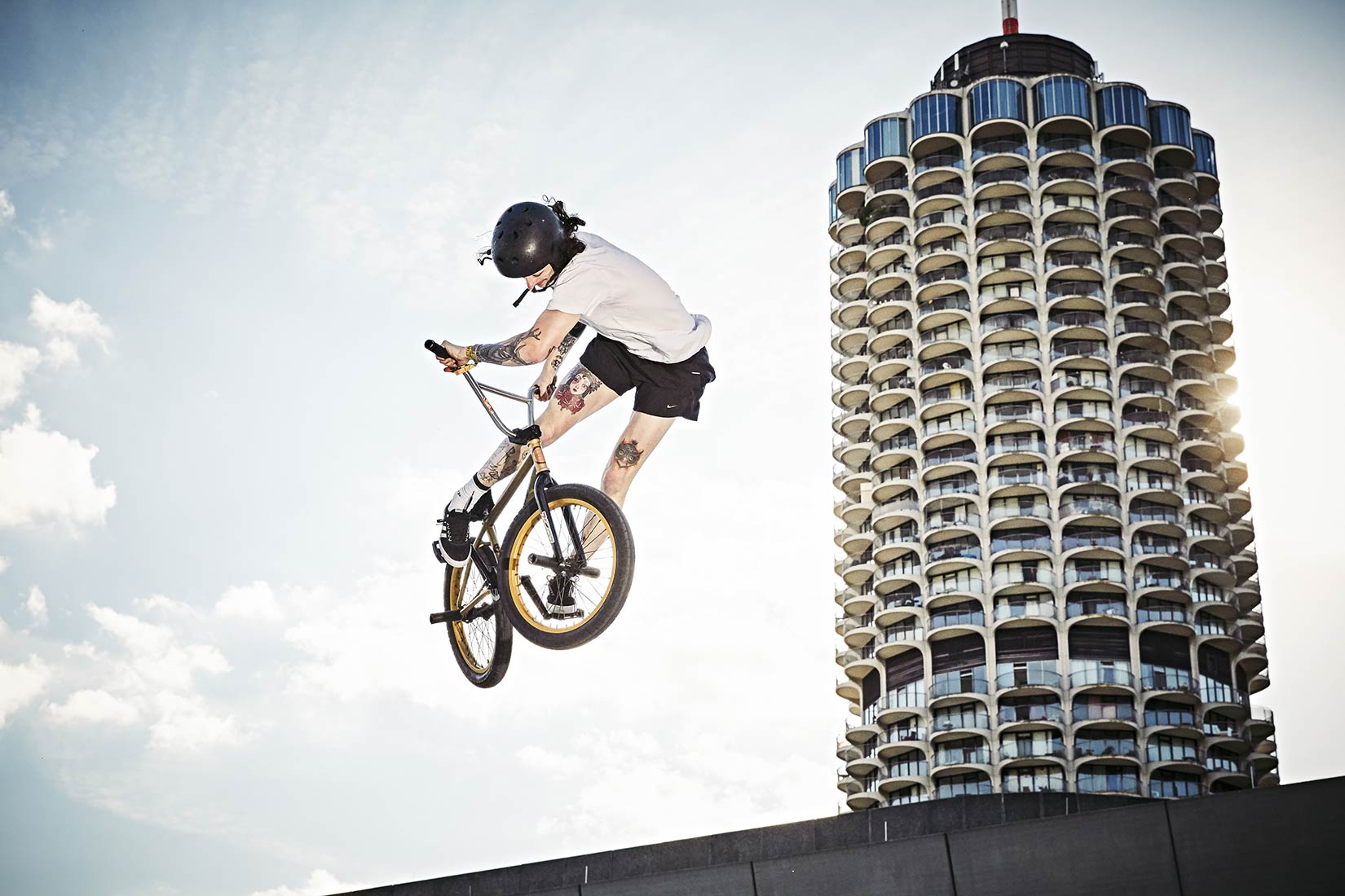 BMX-Fahrer vor dem Hotelturm | NIKKYMAIER photo - 08