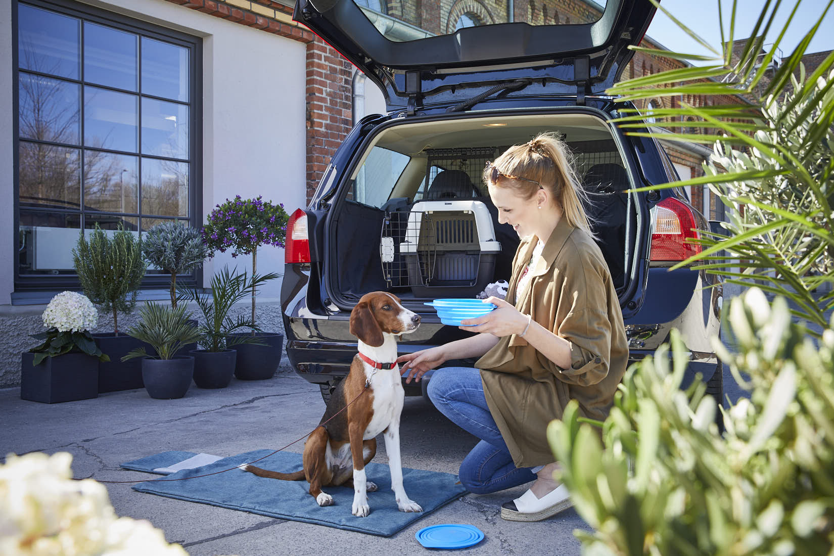 Junge Frau mit Hund bei einer kurzen Auto Rast | NIKKY MAIER photo - 05