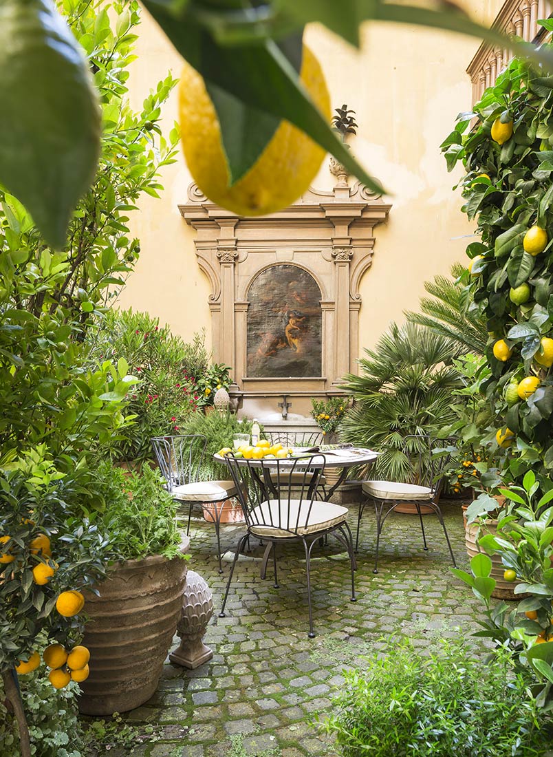 südländischer Innenhof mit Brunnen und Gemälde. Die passenden Gartenmöbel eingerahmt von mediterranen Pflanzen | NIKKY MAIER photo - 07