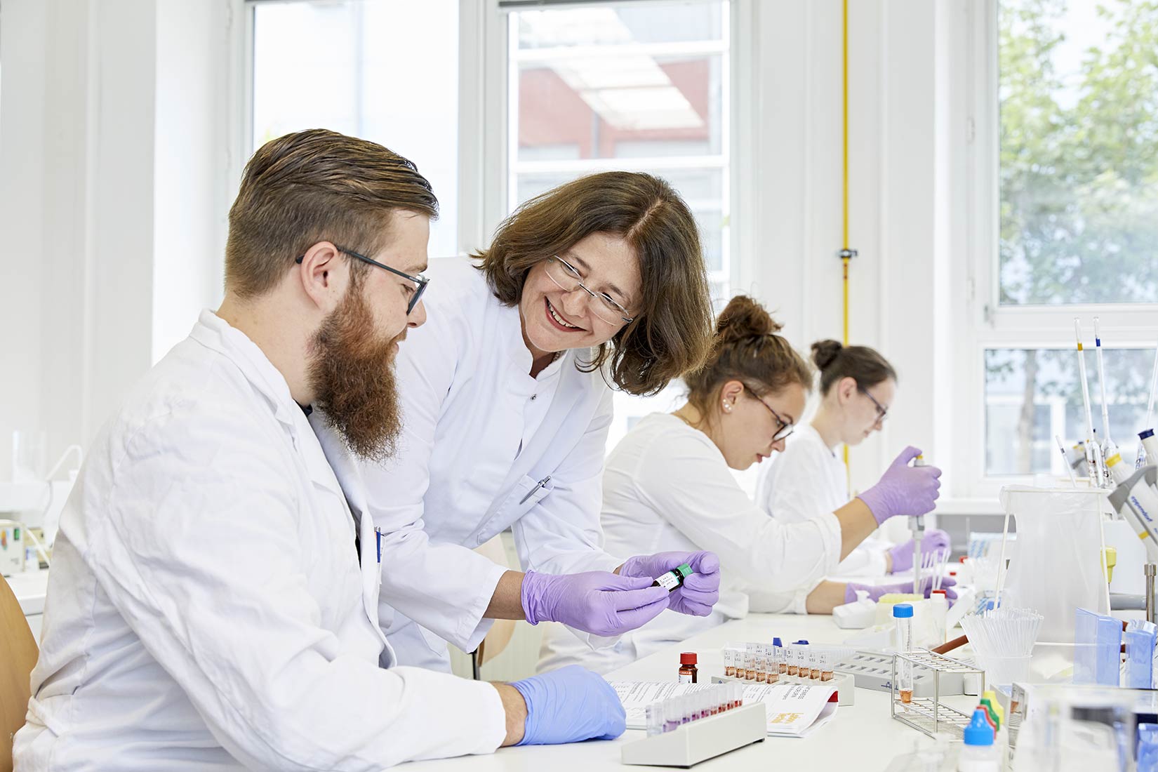 Schulklasse mit Lehrerin in der MTLA - Schule Augsburg | NIKKY MAIER photo - 04