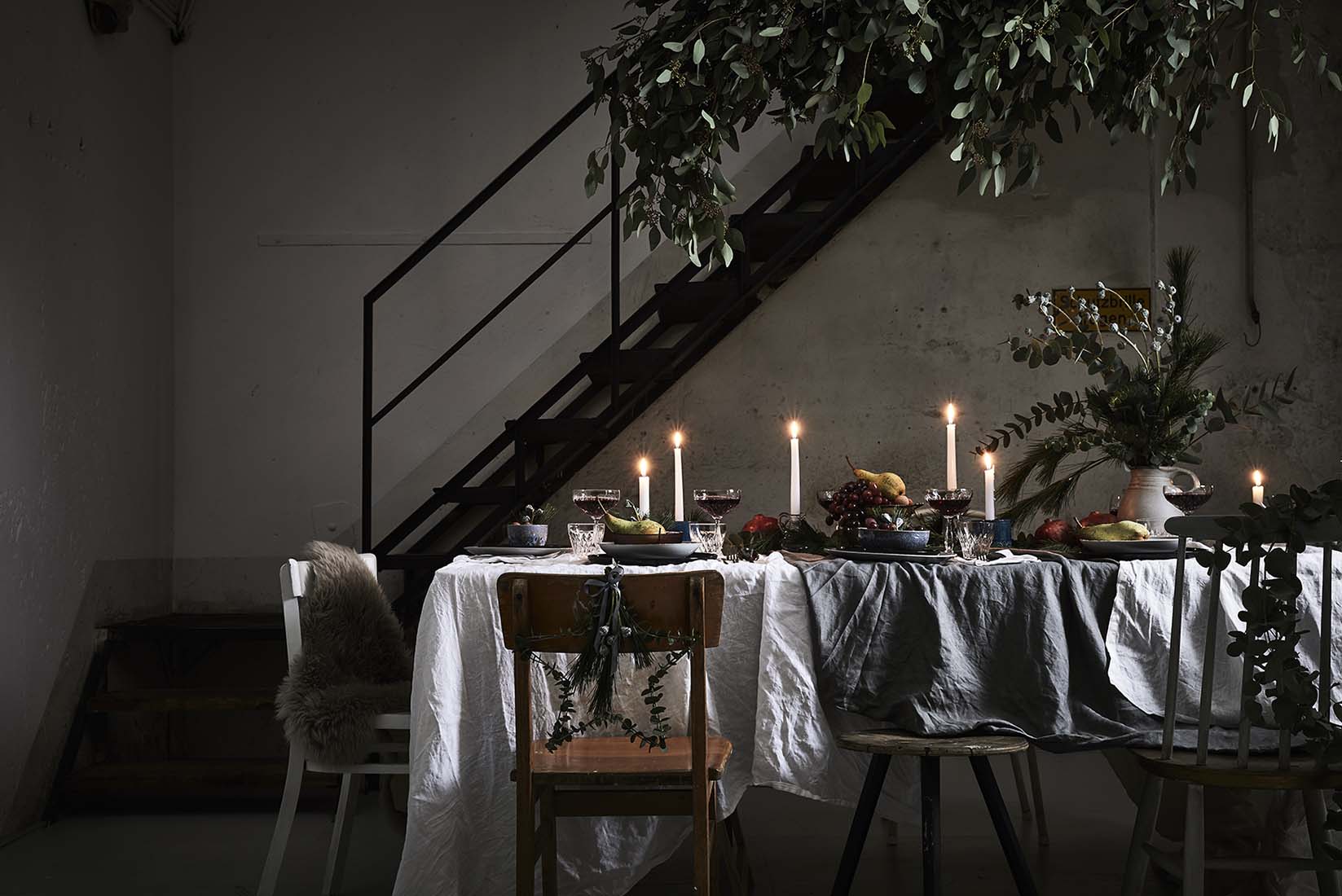 Weihnachtszeit im Fotostudio. Festliche Tafel mit Eukalyptus und Kerzen schön gemacht  | NIKKY MAIER photo - 03