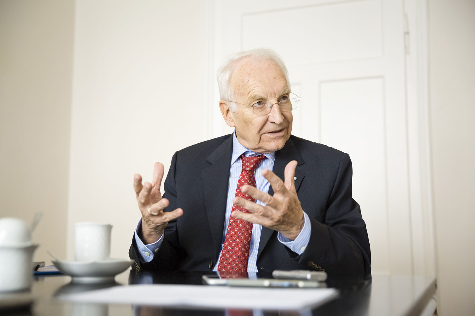 der ehemalige Ministerpräsident von Bayern Edmund Stoiber im Gespräch | NIKKYMAIER Portraitfotografin - 09