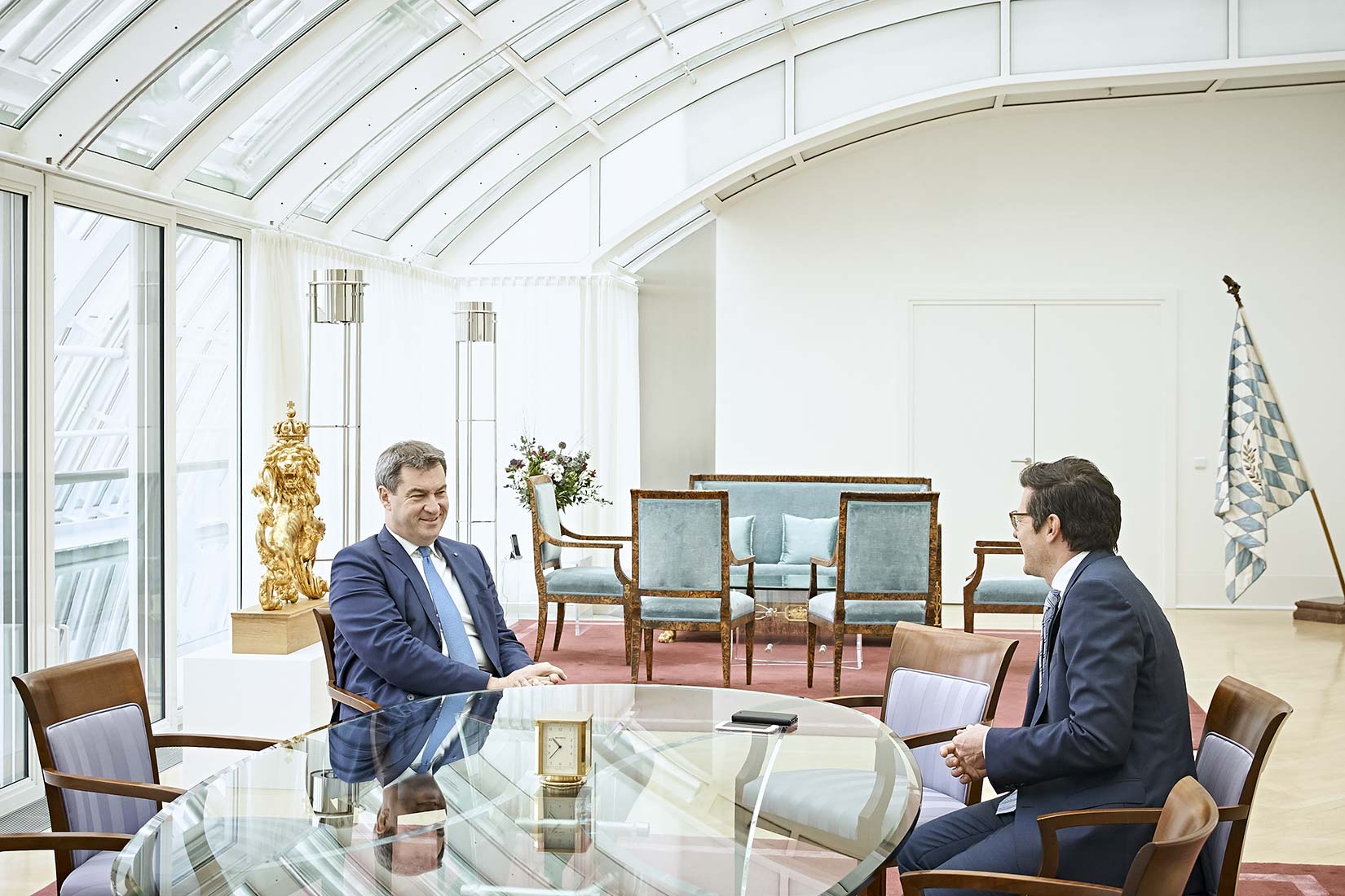 Markus Söder in der Staatskanzlei beim Interview für den Bayerkurier mit Marc Sauber | NIKKYMAIER Portraitfotografin - 01