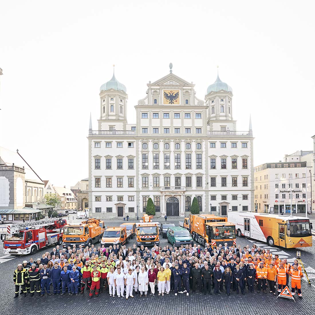 Mitarbeiter der Stadt Augsburg aus den unterschiedlichen Bereichen samt Betriebsfahrzeugen vor dem Rathaus |  NIKKYMAIER photo - 09