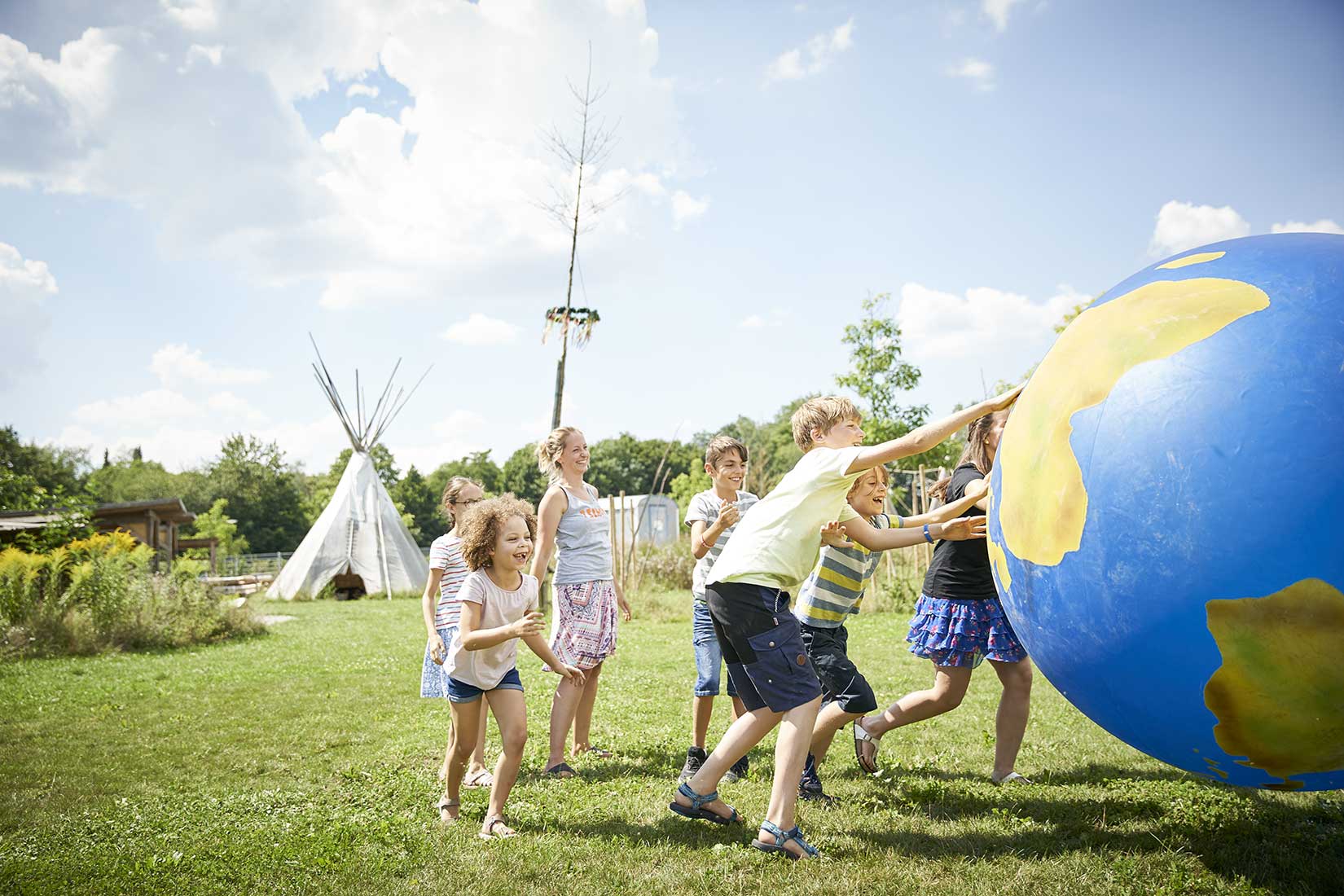 Kinder spielen im Garten der Youfarm Augsburg - NIKKYMAIER photo - 04