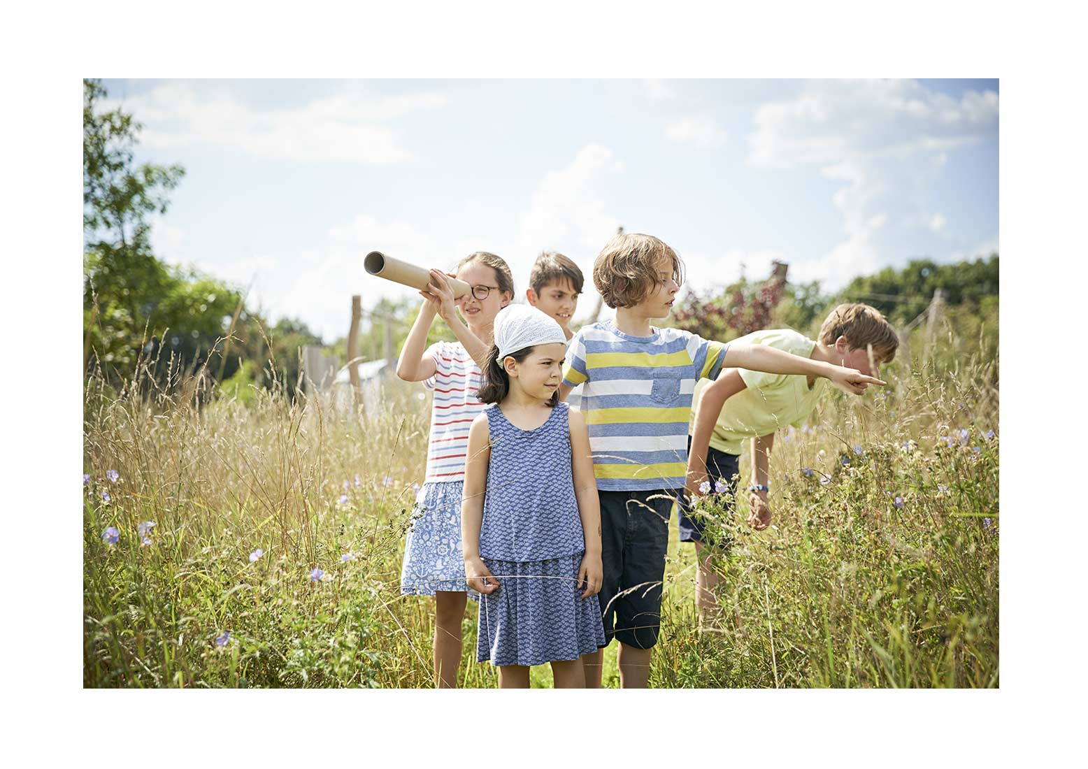 Auf Schatzsuche im Garten. Kindergruppe beim Spiel - NIKKYMAIER photo - 05