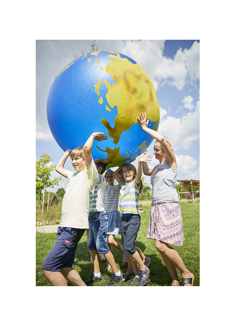 Kinder tragen gemeinsam die Welt auf Händen - NIKKYMAIER photo - 03