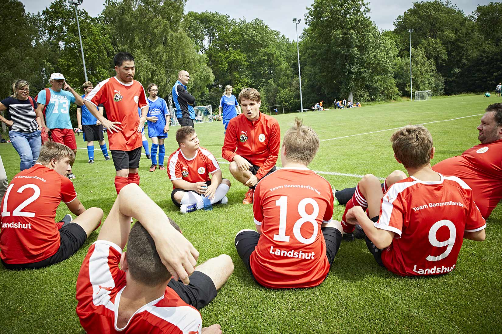 Trainer mit seiner Mannschaft am Spielfeldrand | Nikky Maier photo - 19