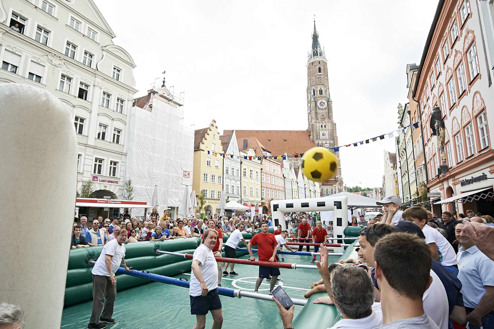 Lebendkicker in der Altstadt von Landshut mit prominenter Besetzung. Unter anderem mit BFV Präsident Rainer Koch und dem Bürgermeister von Landshut  Alexander Putz | Nikky Maier photo - 15