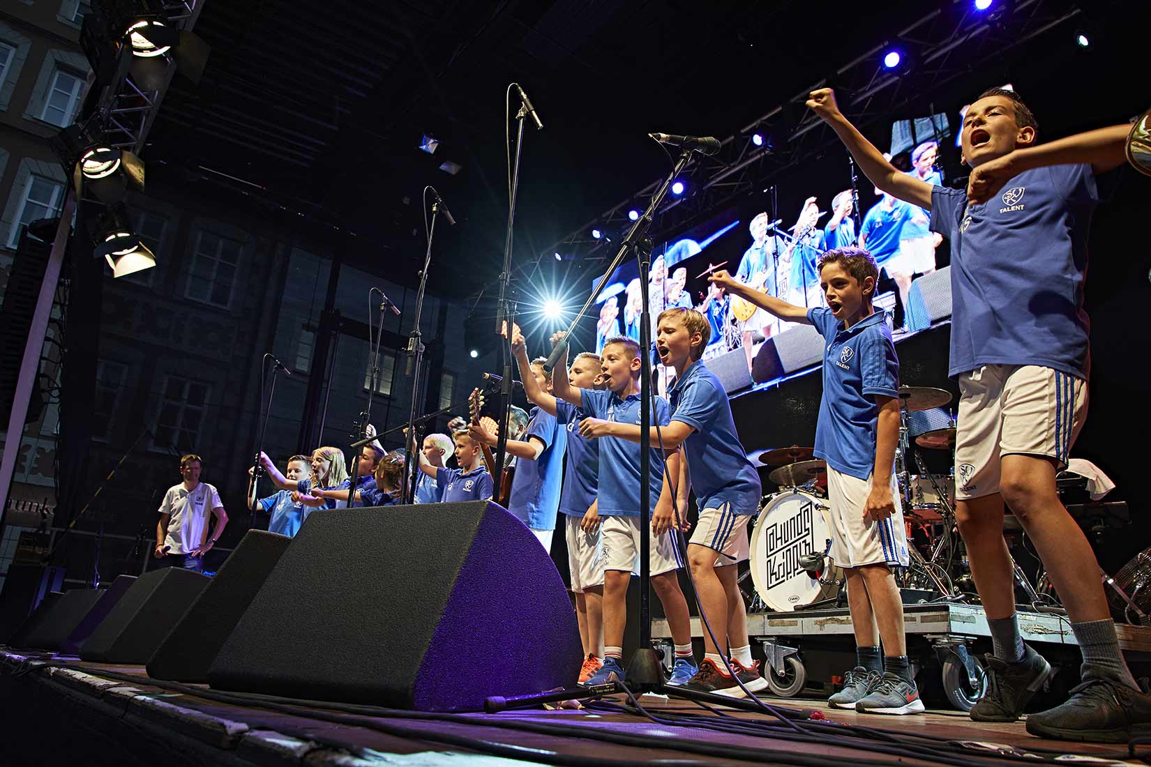 die SpVgg Kaufbeuren trägt den Kabinensong 2019 vor | Nikky Maier photo - 09