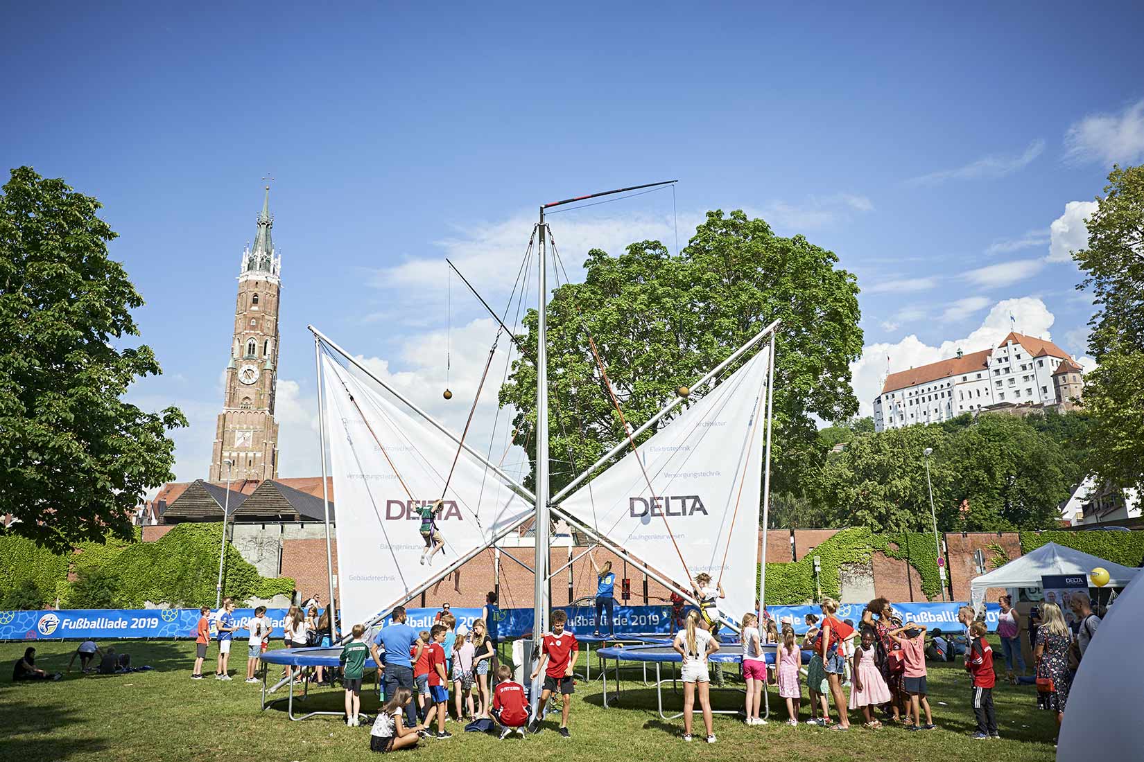 Ausblick auf Martinskirche und Burg Trausnitz von der Grieserwiese | Nikky Maier photo - 11