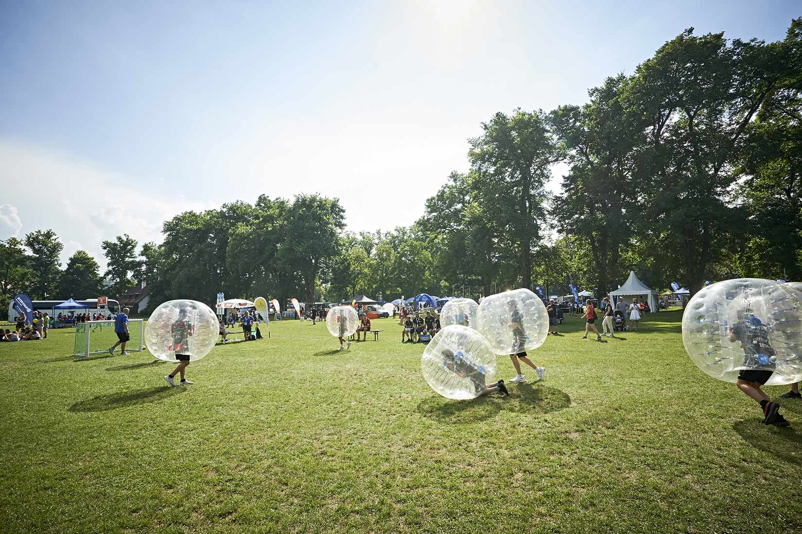 Eine Attraktion auf der Hyundai Festwiese war das Bubblesoccer | Nikky Maier photo - 12