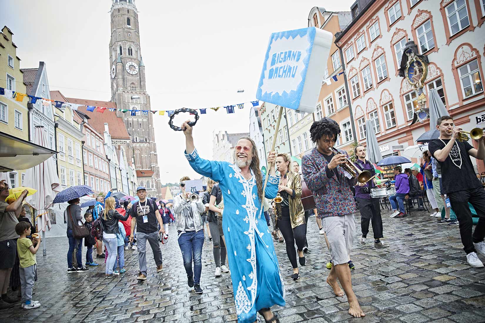 Big Band Dachau beim Einzug der Vereine vor dem Rathaus in Landshut | Nikky Maier photo - 05