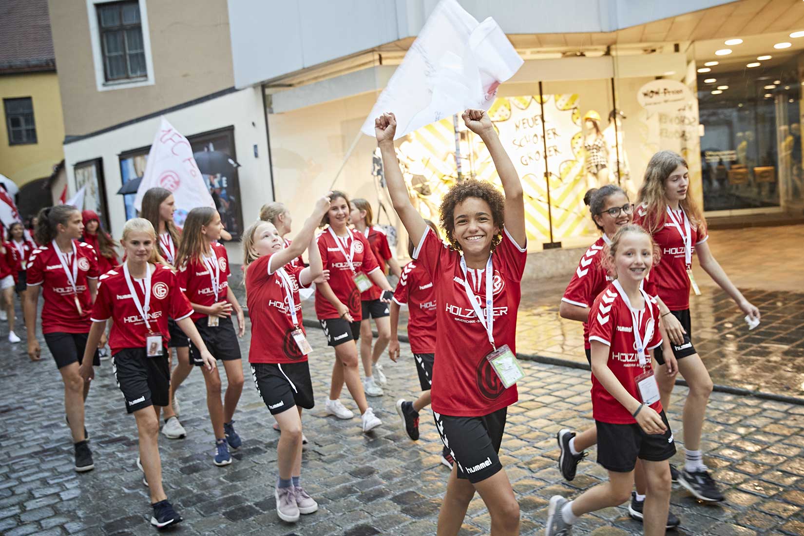 Junge Fußballerinnen beim Festumzug der Fussballiade 2019 | Nikky Maier photo - 06