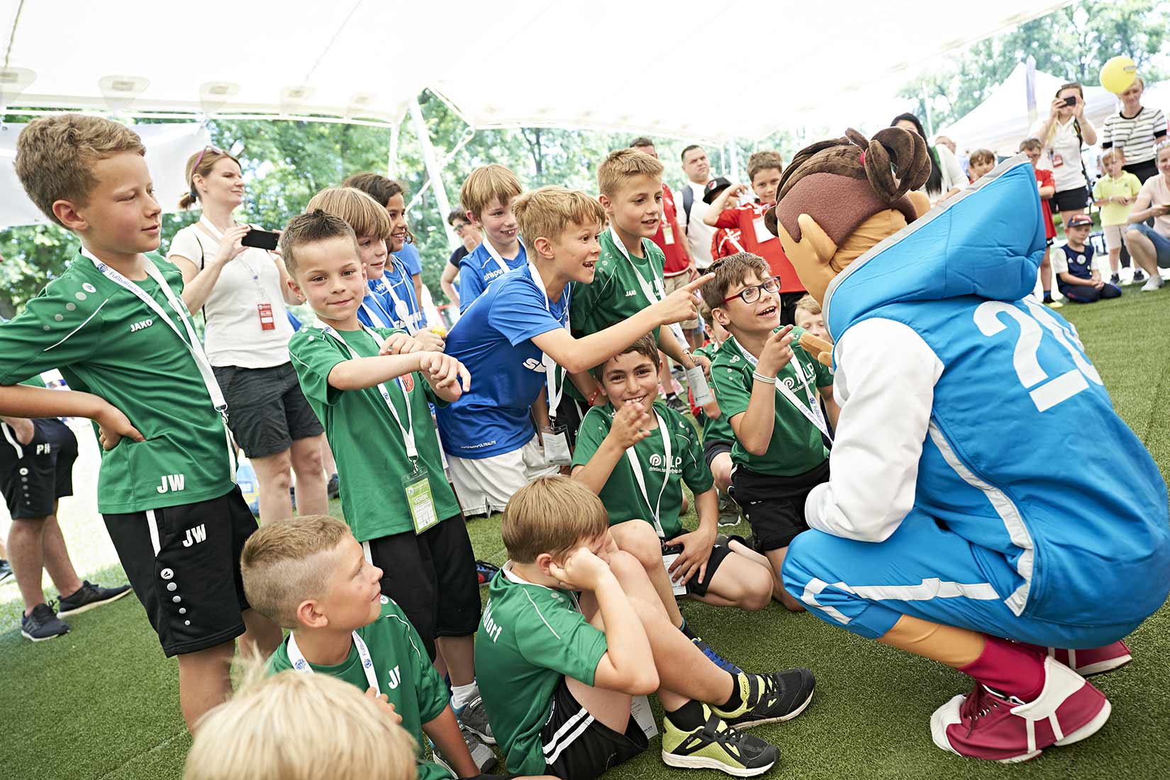 Kinder auf der Fussballiade Freuen sich über den Besuch von Skillzy, dem offiziellen Maskottchen der UEFA EURO 2020 | Nikky Maier photo - 01