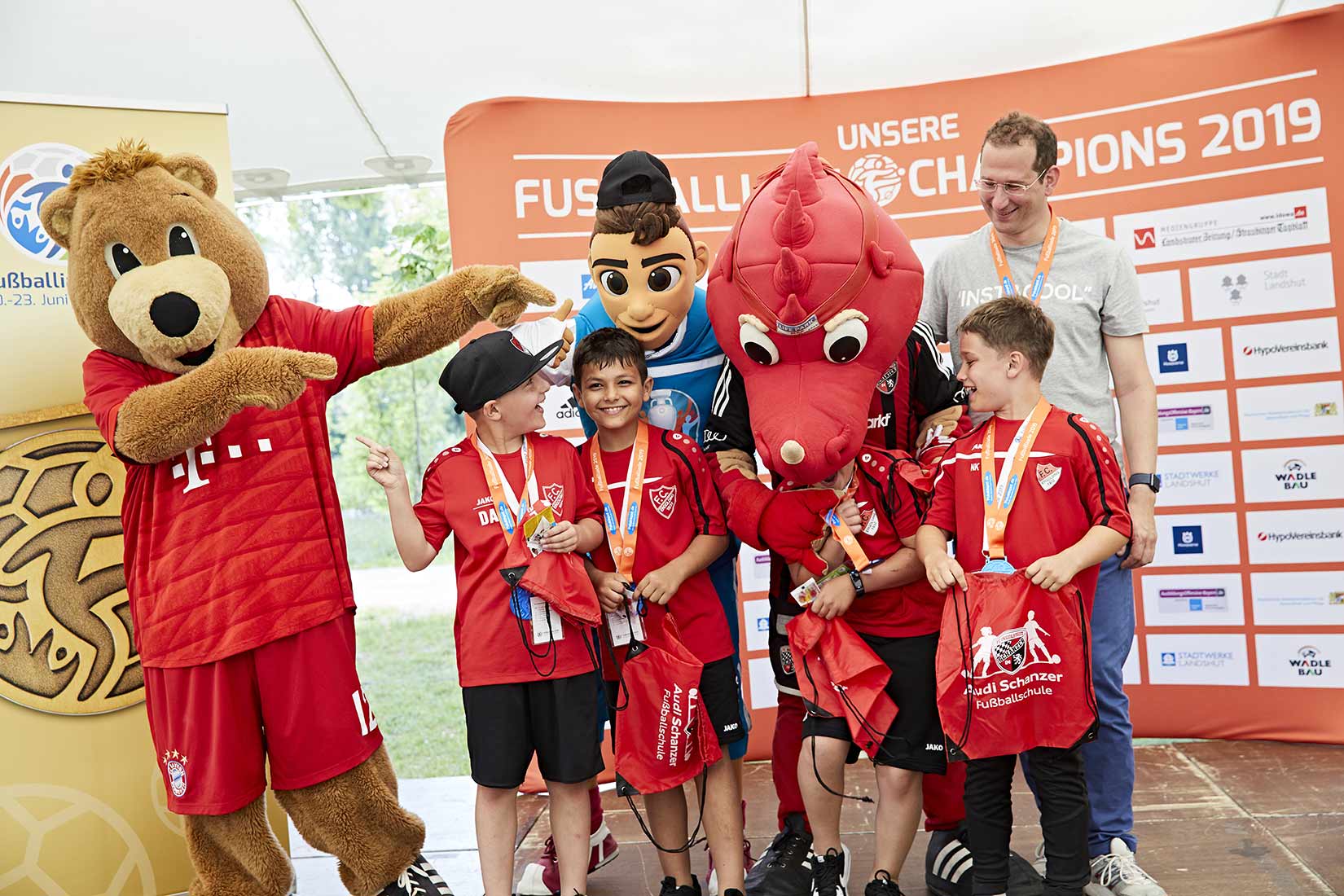 Siegerehrung der jungen Fussballer mit den Maskottchen Schanzi, Berni und Skillzy | Nikky Maier photo - 02