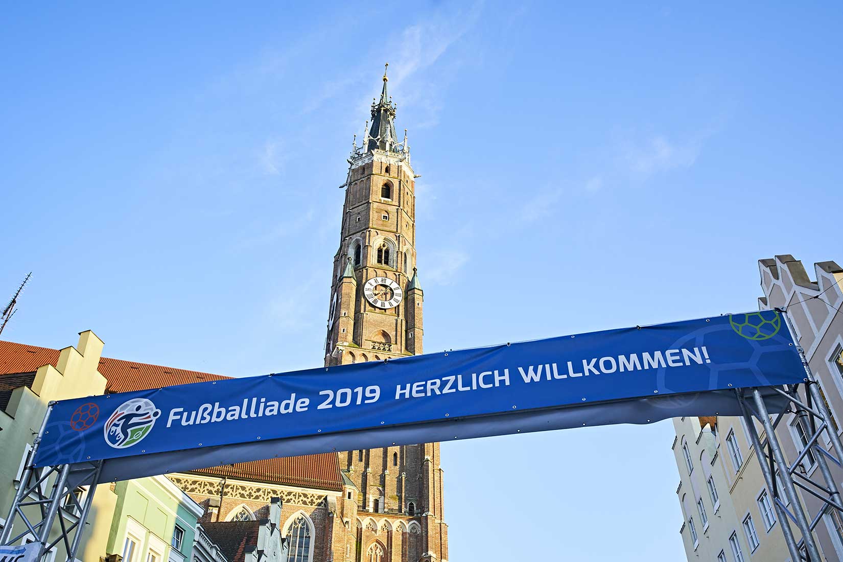 Willkommen auf der Fussballiade 2019 Banner mit Blick auf die Martinskirche Landshut | Nikky Maier photo - 10