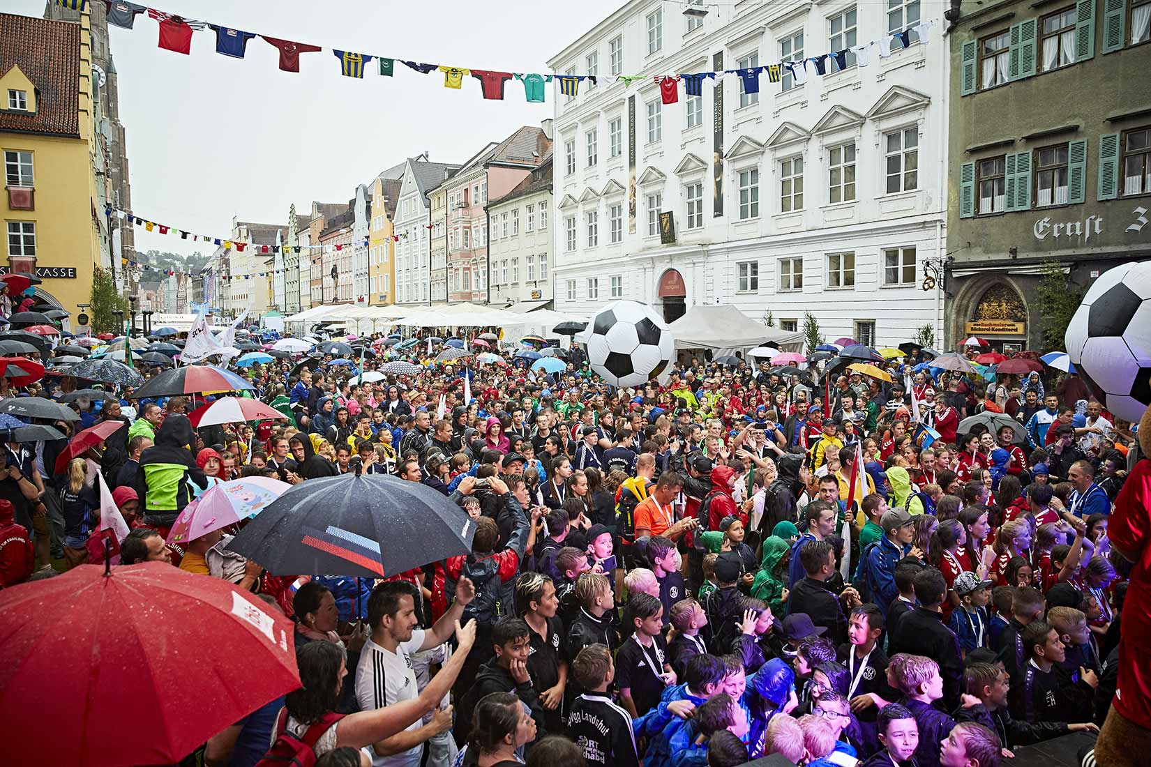 Die Besucher des Fussballfestes versammeln sich vor der Bühne | Nikky Maier photo - 07