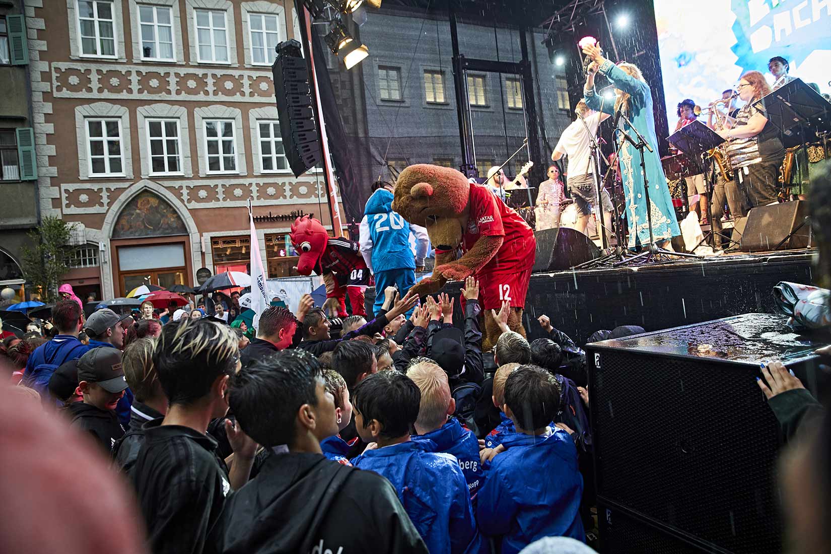 Die Big Band Dachau und die Fussball Maskottchen Schanzi, Berni und Skillzy feuern die Gäste von der Bühne aus an | Nikky Maier photo - 08