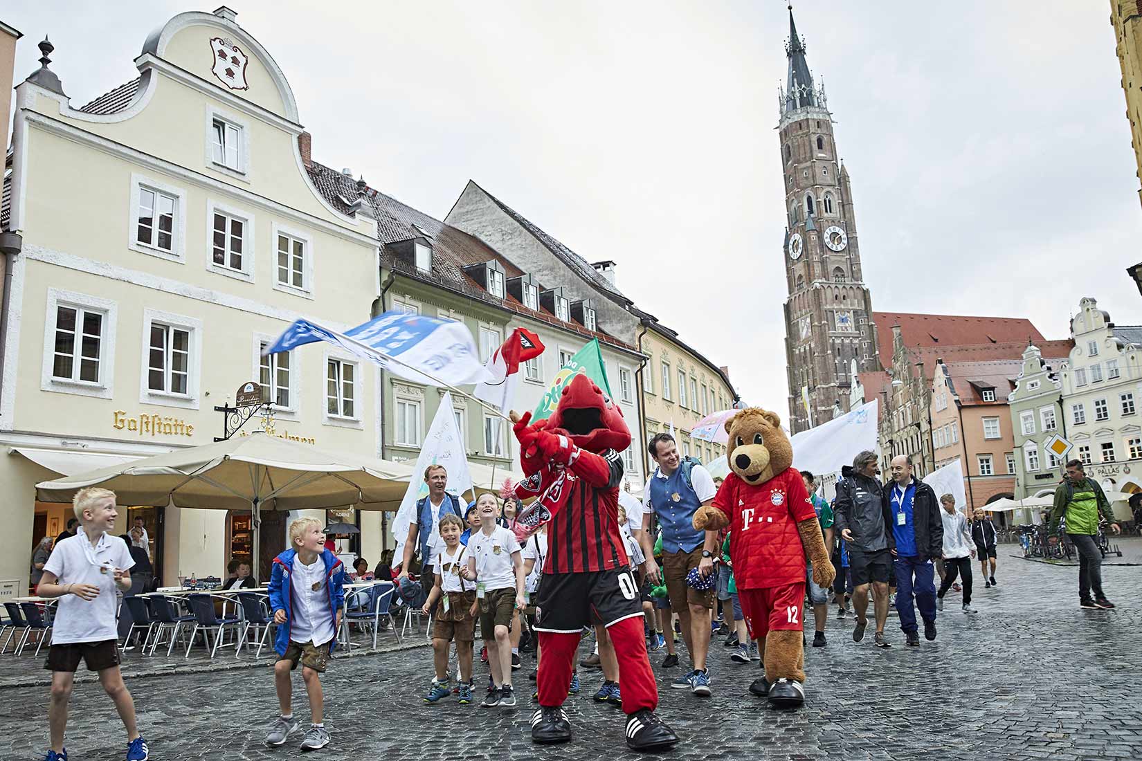 Festumzug der Fussballiade durch die Innenstadt von Landshut | Nikky Maier photo - 04