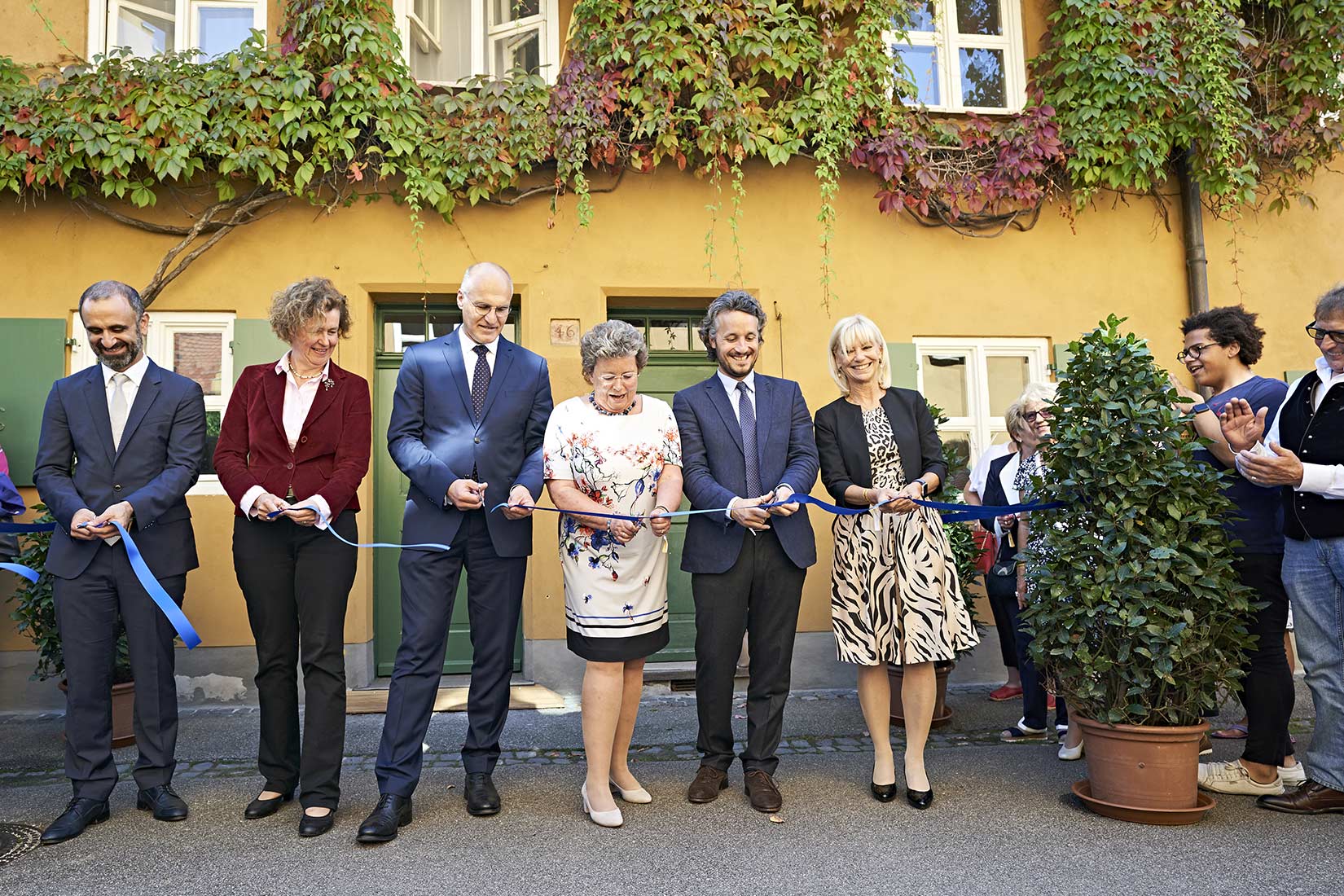 Eröffnung der Museen durch I.E. Maria-Elisabeth Gräfin Thun-Fugger, Oberbürgermeister Dr. Kurt Gribl und Shahab Sangestan. Durchschneiden eines Bandes vor den Türen der Ochsengasse 46/47 | Nikky Maier photo - 11