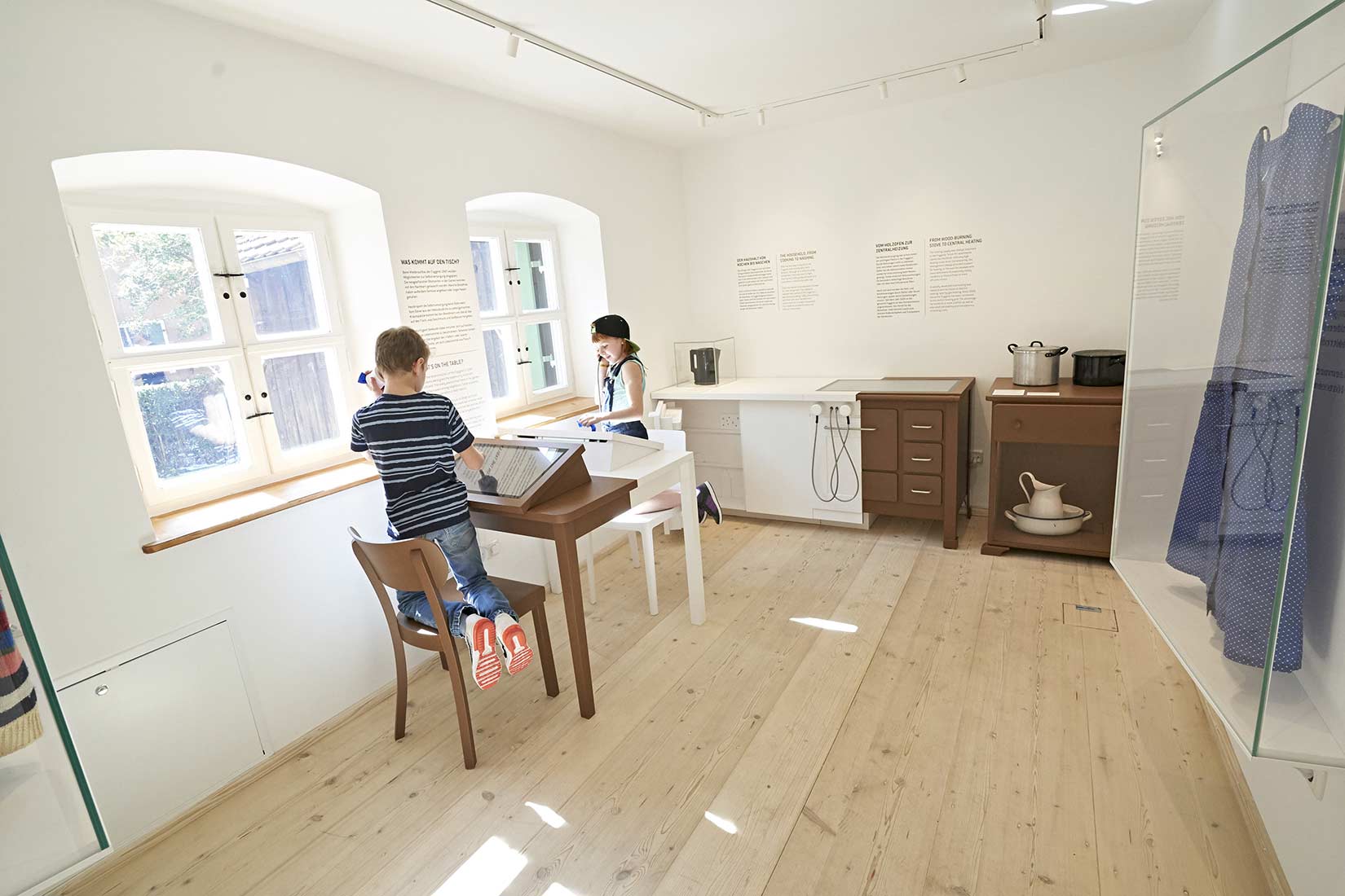 zwei Kinder schauen sich im Museum um | Nikky Maier photo - 16