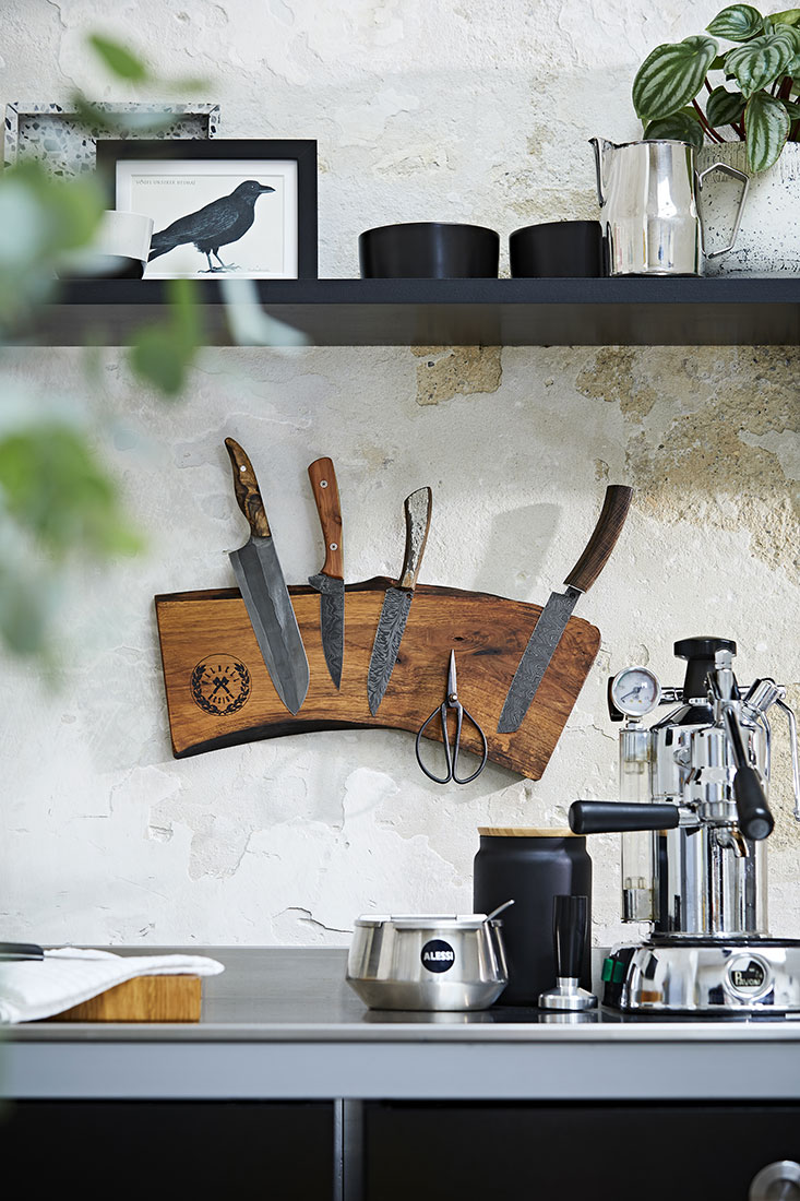 Das Magnetbrett aus Holz bietet viel Platz für jedes Küchenmesser - Nikky Maier photo-06