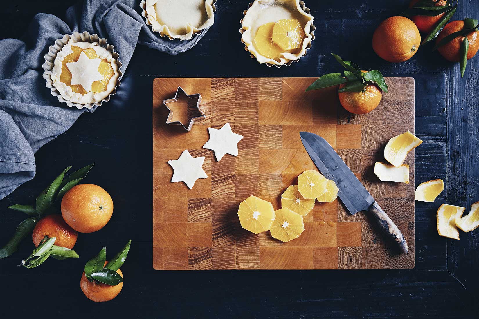 Das Schneidebrett aus Hirnholz ist super stabil. Damit kann man sich in der Weihnachtsbäckerei austoben. Hübscher Untergrund für Food Fotos - Nikky Maier photo-09